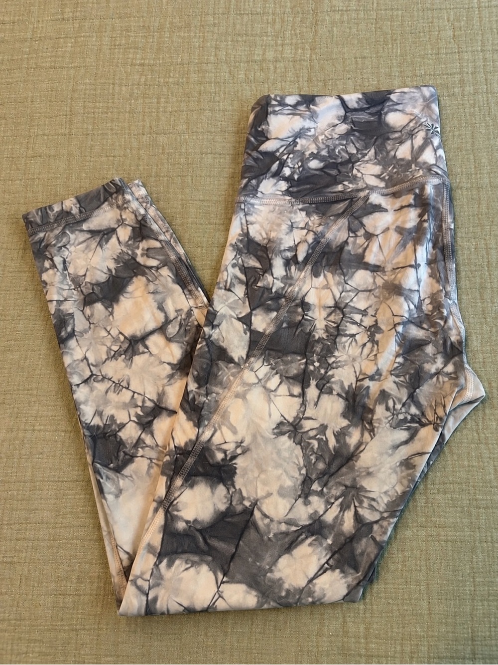Athleta Wonen's Salutation Stash High Rise ⅞ leggings  Small
Athletic Wear